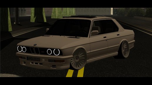 BMW M5 E28 Stance